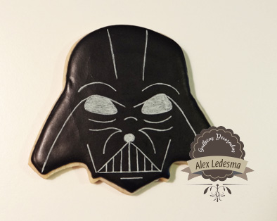 Galleta Darth Vader Star Wars con royal icing y trazos en azúcar